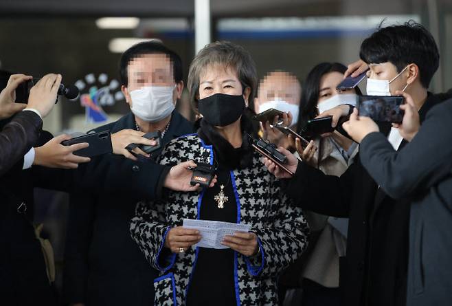 목포시의 ‘도시재생 사업 계획’을 미리 파악하고 차명으로 부동산을 매입한 혐의를 받는 손혜원 전 의원이 25일 오후 서울남부지법에서 열린 항소심 선고공판을 마치고 나와 발언하고 있다.(사진=연합뉴스)