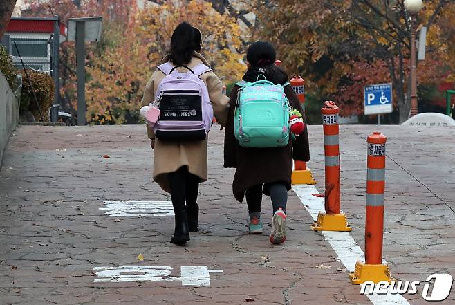 지난 19일 서울 한 초등학교에서 학생들이 등교하고 있다. /뉴스1 © News1 박세연 기자