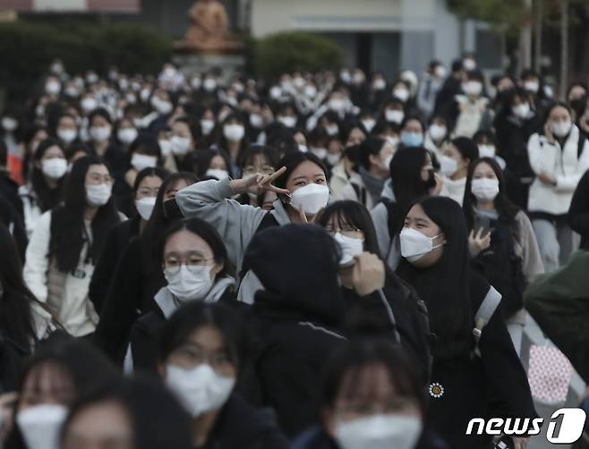 2022학년도 대학수학능력시험이 치러진 지난 18일 울산 남구 울산여자고등학교에서 시험을 마친 수험생들이 시험장을 나서고 있다. /뉴스1 © News1 윤일지 기자