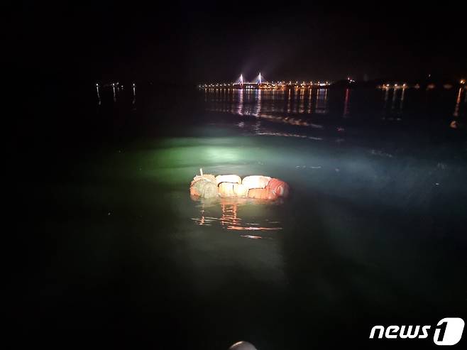 육군과 해경이 미식별 물체가 포착되자 합동 수색 작전에 나서 부유물을 확인했다.(보령해경 제공)© 뉴스1