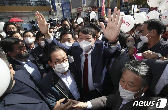 윤석열 국민의힘 대선 경선 후보가 23일 울산 남구 신정시장을 찾아 두 손을 들어 지지를 호소하고 있다. 2021.10.23/뉴스1 © News1 윤일지 기자