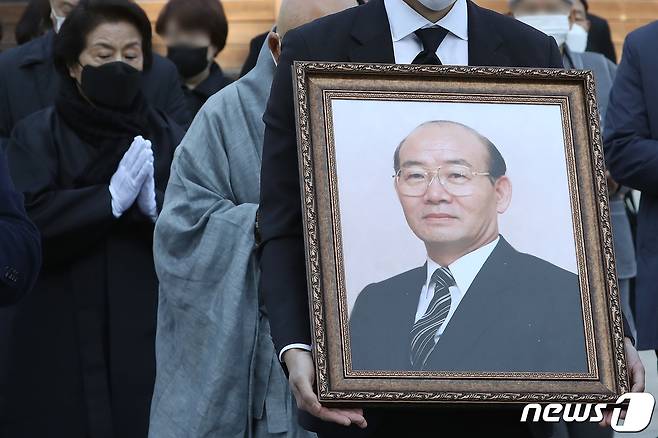 29일 오후 대구 동화사에서 열린 전두환 전 대통령 삼우제에 참석한 부인 이순자씨가 합장한 채 영정을 뒤따르고 있다. 2021.11.29/뉴스1 © News1 공정식 기자