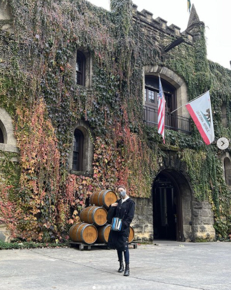 Actor Lee Da-hae has embarked on a wine tour in search of the Napa Valley, a premium wine range in United States of America.Lee Da-hae posted a photo on Instagram on Monday, writing: Napavalley #montelenawinery #opusone #castellodiamorosa.Lee Da-hae, who has looked around famous wineries, is happy with a pleasant trip.Lee Da-hae, who has not been up to SNS recently, has been traveling to United States of America and enjoying overseas trips with his favorite wine in the nature.Meanwhile, Lee Da-hae has been in public love for seven years with singer Seven in 2016.