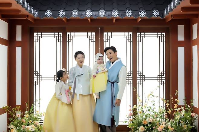 사진 : 한복 박선희한복,&nbsp;포토그래퍼 홍소현, 정성민(제니스스튜디오), 아이보리스튜디오,&nbsp;헤어 주승아 메이크업 오하람(제니스부띠끄)