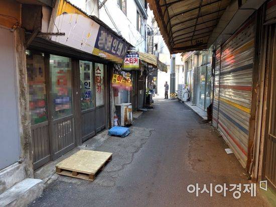 서울 중구 인현동 '을지로 인쇄골목'. 영업시간이 한창이지만 군데군데 문을 닫은 가게들이 눈에 띈다. 사진=윤슬기 기자seul97@