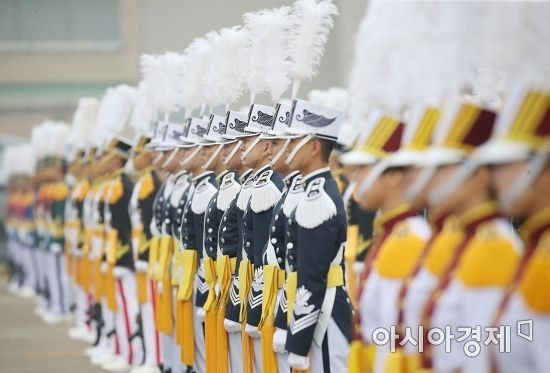 1일 국군의 날을 맞아 대구 공군기지(제11전투비행단)에서 열린 '제71주년 국군의 날 행사'에서 간호생도와 공사, 해사, 육사 생도들이 행사장으로 들어서고 있다. /대구=사진공동취재단