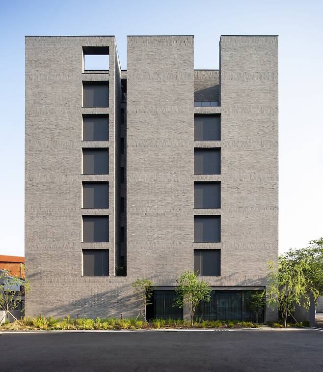 건축가 정재헌이 설계한 '나무호텔' 외관. 2021년 한국건축가협회상 '올해의 건축 베스트 7' 수상작 중 하나다. /사진가 박영채