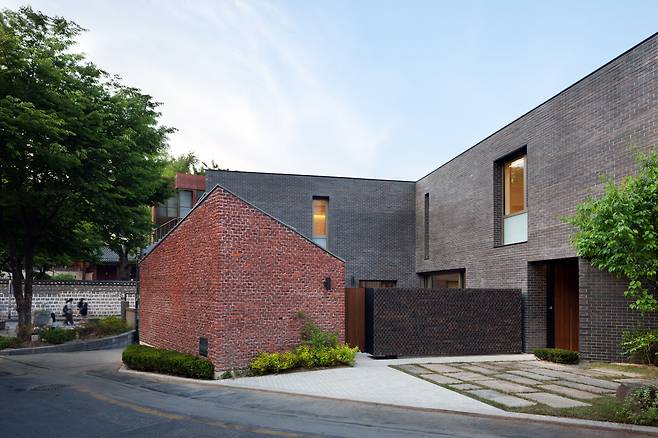 여러 색깔의 벽돌로 담을 쌓아 번잡한 대학가에서도 가족의 오붓한 평온을 지켜낸 서울 명륜동 '도천 라일락집'. /사진가 박영채