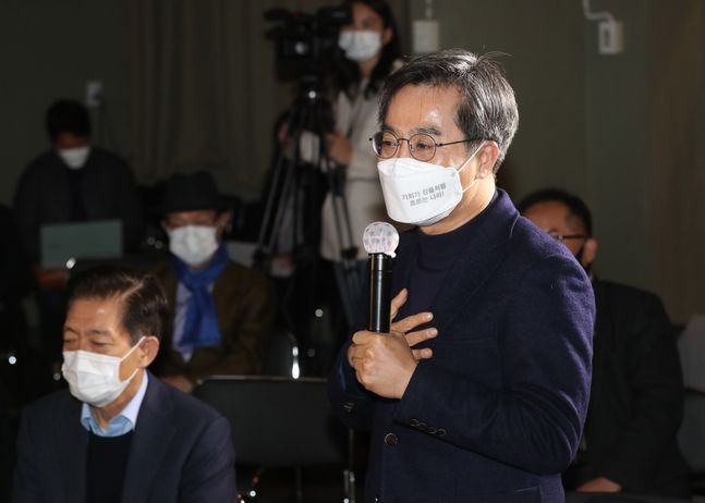 김동연 새로운물결 대선후보가 지난 25일 서울 마포구 서교동에서 열린 청년과의 소통 공감 프로그램 ‘유쾌한 반란, 영리해 에피소드7’에 참석해 강연자에게 질문을 하고 있다.ⓒ국회사진취재단