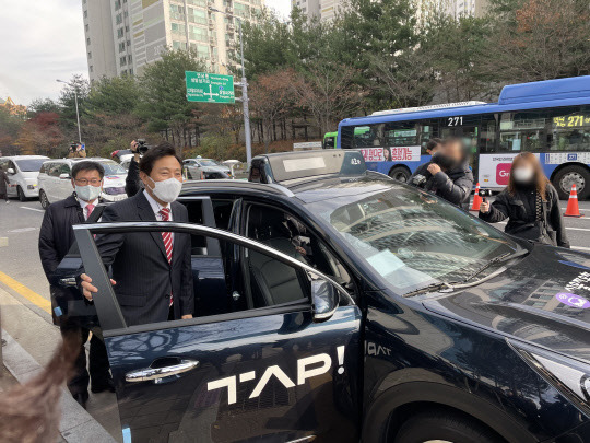 오세훈 서울시장은 29일 서울 마포구 상암동 에스플렉스센터 광장에서 진행된 '자율차 유상운송 선포식'에 참석해 '1호 승객'으로 자율차에 탑승하고 있다. <사진=박은희 기자>