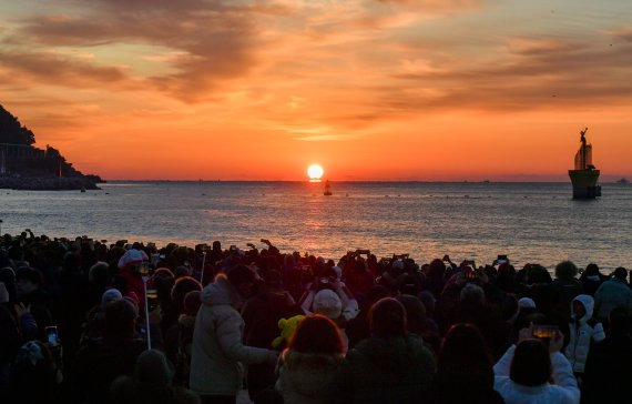 지난해 부산 해운대 해수욕장에셔 열린 '2020 해맞이 축제'의 모습 해운대구 제공