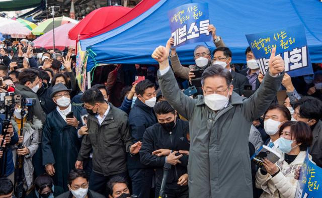 이재명 더불어민주당 대선후보가 28일 광주시 광산구 송정시장을 방문해 엄지를 치켜들고 있다. 뉴스1