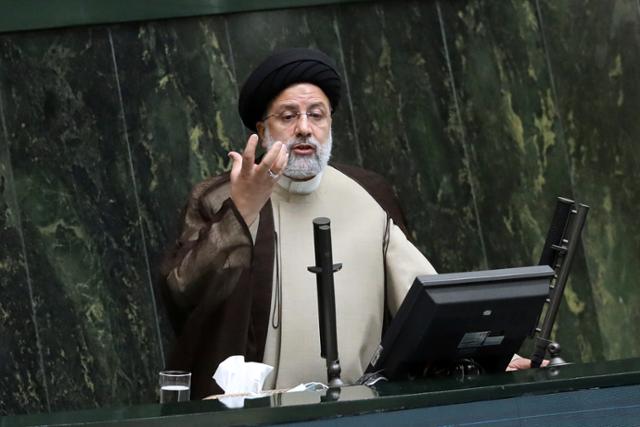 16일 이란 수도 테헤란 의사당에서 세예드 이브라힘 라이시 이란 대통령이 연설하고 있다. 테헤란=AP 연합뉴스