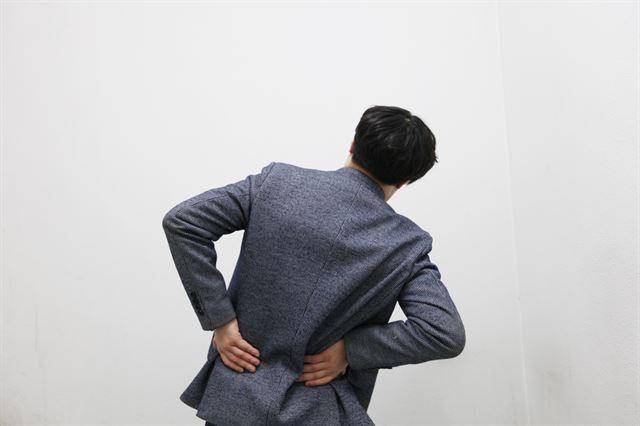 30~50대 허리 디스크 환자가 53%를 차지할 정도로 청년과 중년층의 허리 건강이 크게 위협받고 있다. 한국일보 자료사진
