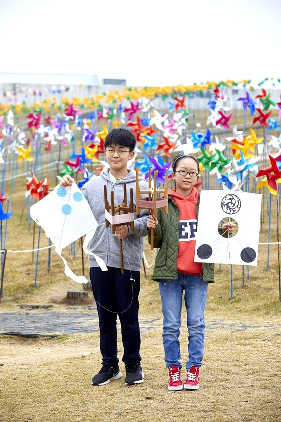 김재신(왼쪽) 학생기자가 만든 가오리연과 강라임 학생기자가 만든 방패연.