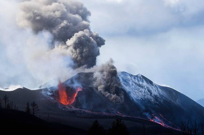 용암과 화산재를 분출하는 쿰브레 비에하 화산. AFP=연합뉴스