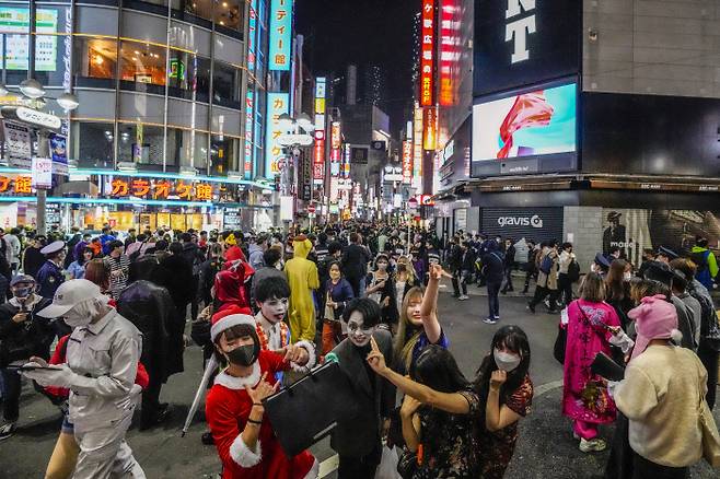 지난달 31일 일본 도쿄의 번화가인 시부야 거리가 핼러윈 데이를 즐기는 인파로 북적이고 있다. 도쿄 | AP연합뉴스