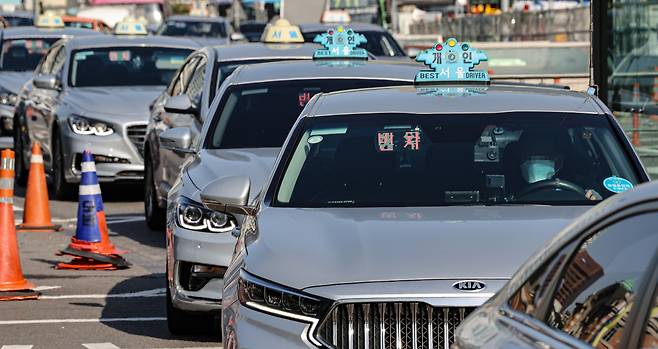 Taxis wait for passengers outside Seoul Station on Nov. 16. (Yonhap)