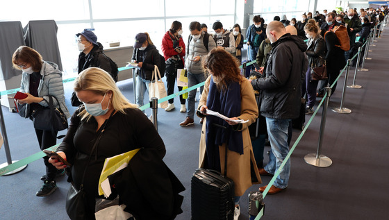 Travelers from Frankfurt, Germany, and Khabarovsk, Russia, arrive at Incheon International Airport on Monday. [JOINT PRESS CORPS]