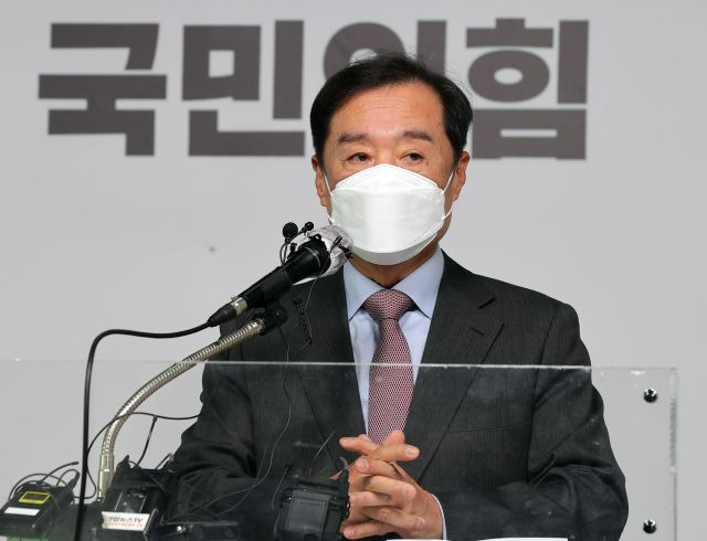 김병준 국민의힘 상임선대위원장이 26일 오전 서울 여의도 당사에서 기자간담회를 열고 취재진의 질문에 답하고 있다. 연합뉴스