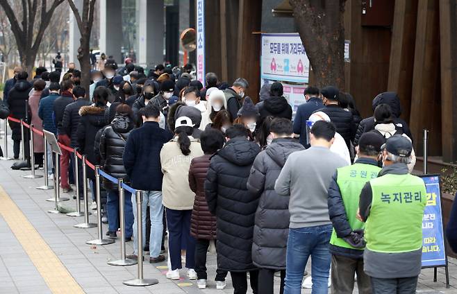 국내 신종 코로나바이러스감염증(코로나19) 신규 확진자 수가 3309명을 기록한 29일 서울 송파구 보건소 선별진료소에서 시민들이 검사를 기다리고 있다. [사진 출처 = 연합 뉴스]