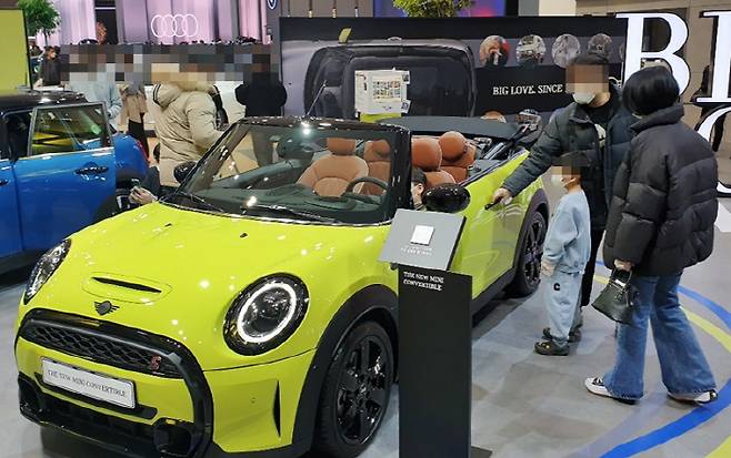 서울모빌리티쇼 전시장을 미니(MINI) 부스를 방문한 가족이 직접 차를 타보고 있다. [사진 = 최기성 기자]