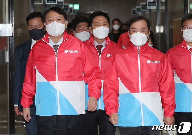 윤석열 국민의힘 대선후보와 김병준 상임선거대책위원장이 29일 서울 여의도 국회에서 열린 중앙선대위 회의에 참석하고 있다. /사진=뉴스1