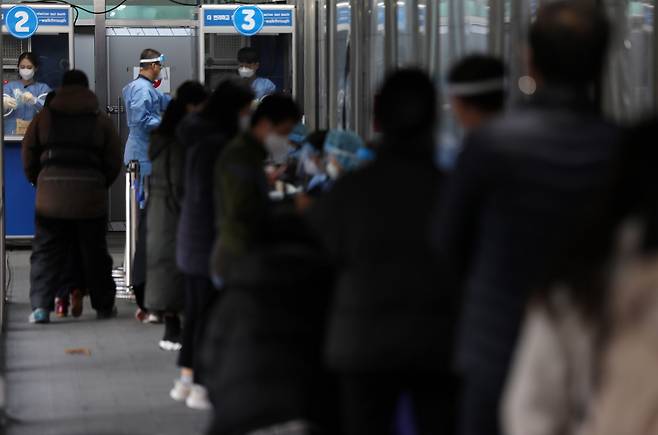 전국 코로나19 신규 확진자가 3309명으로 집계된 29일 오후 서울 동대문구보건소에 마련된 선별진료소에서 시민들이 검사를 받기 위해 대기하고 있다. /사진=뉴시스