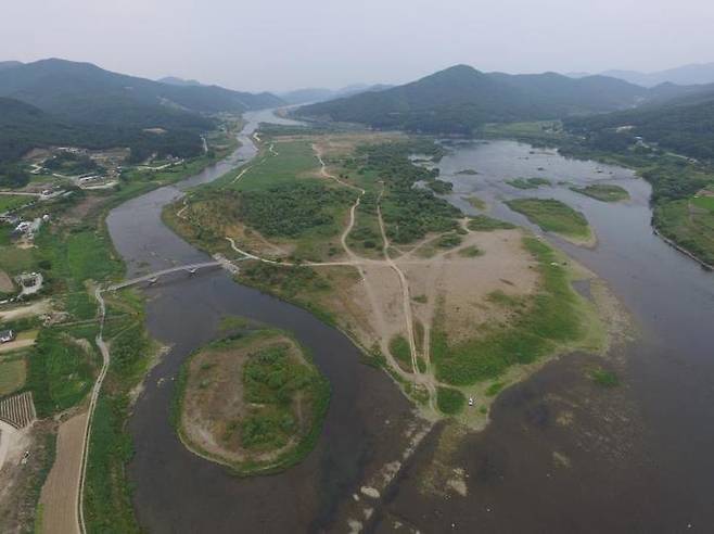 [서울=뉴시스] 충북 충주시 비내섬 일대. 환경부는 오는 30일 비내섬을 '국가 내륙 습지보호지역'으로 지정한다. (사진=환경부 제공). 2021.11.29. photo@newsis.com *재판매 및 DB 금지