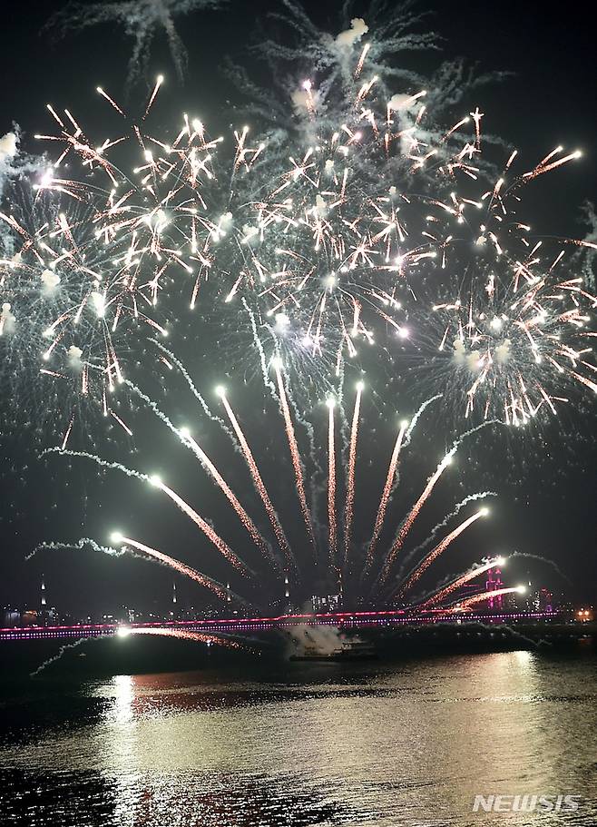 [포항=뉴시스] 이무열 기자 = ‘2021 포항국제불빛축제’ 개막식이 열린 20일 오후 경북 포항시 영일대해수욕장에서 화려한 불꽃이 밤하늘을 수놓고 있다. 아름다운 도심과 바다를 배경으로 열리는 포항의 불빛축제는 오는 21일까지 열린다. 2021.11.20. lmy@newsis.com