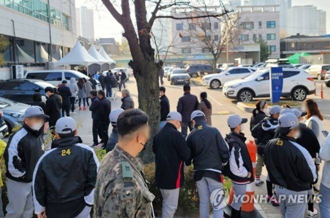 코로나 19 검사를 받기 위해 춘천시 보건소를 찾은 시민들. 연합뉴스