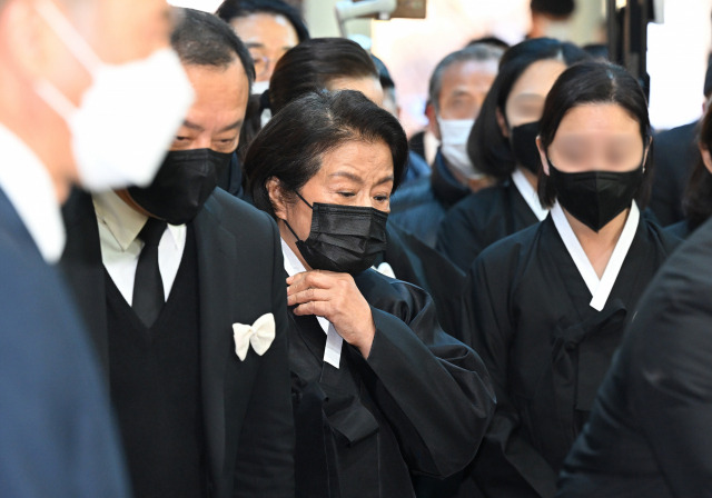 ▲27일 오전 서울 서초구 서울추모공원에서 전두환 전 대통령의 부인 이순자씨와 유가족들이 건물로 들어가고 있다. 연합뉴스