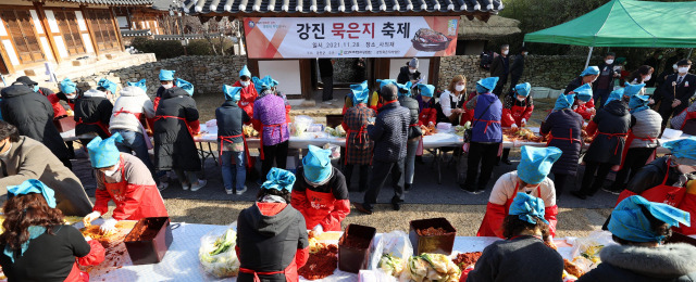 ▲관광객들이 27일부터 28일까지 강진군을 방문해 강진 묵은지 체험행사를 진행하고 있다.ⓒ강진군