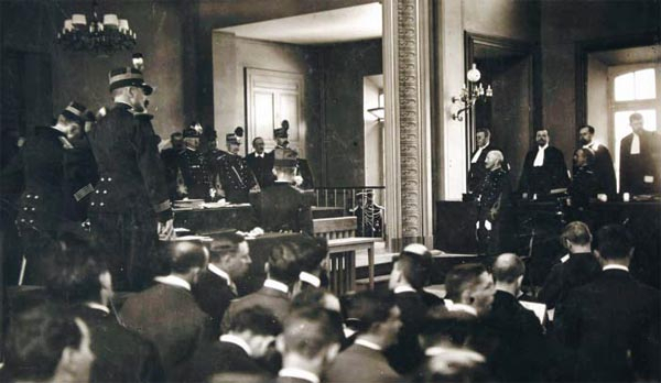 ▲1906년 7월 프랑스 최고 재판소의 법정. 사진 가운데 뒤돌아서 있는 사람이 드레퓌스 대위