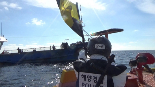 ▲지난 28일 오후 2시께 군산해경이 중국어선 검문검색을 위해 정선명령을 실시하고있다.ⓒ군산해양경찰서