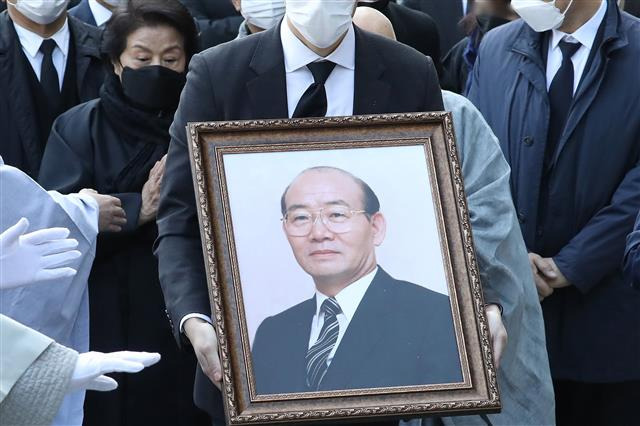 29일 오후 대구 팔공총림 동화사에서 열린 전두환 전 대통령 삼우제에 참석한 부인 이순자씨가 합장한 채 영정을 뒤따르고 있다. 2021.11.29뉴스1