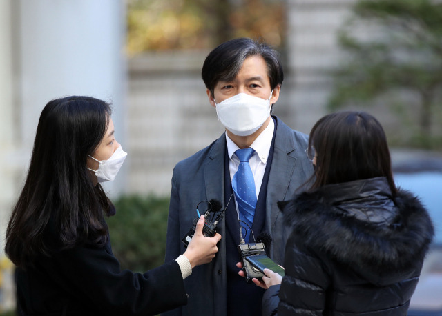 자녀 입시비리 혐의로 재판에 넘겨진 조국 전 법무부 장관이 26일 오전 서초구 서울중앙지법에서 열린 1심 속행 공판에 출석하기 위해 법정으로 향하고 있다./연합뉴스