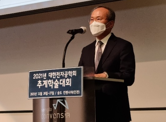 이석희 SK하이닉스 사장이 지난 26일 인천 송도 컨벤시아에서 열린 2021년 대한전자공학회 대한전자공학대상 시상식에서 수상 소감을 밝히고 있다./사진=강해령 기자