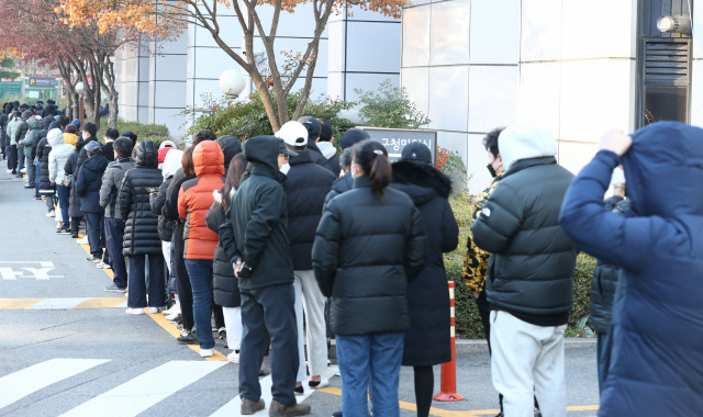 지난 28일 오전 서울 송파구보건소 선별진료소를 찾은 시민들이 코로나19 검사를 받기 위해 줄을 서 있다./연합뉴스