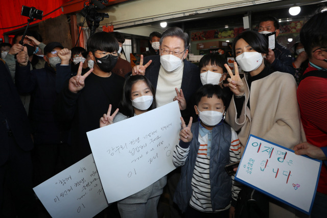 이재명 더불어민주당 대선 후보가 29일 오후 전남 영광군 영광읍 영광터미널시장에서 시민들과 기념촬영을 하고 있다. /연합뉴스