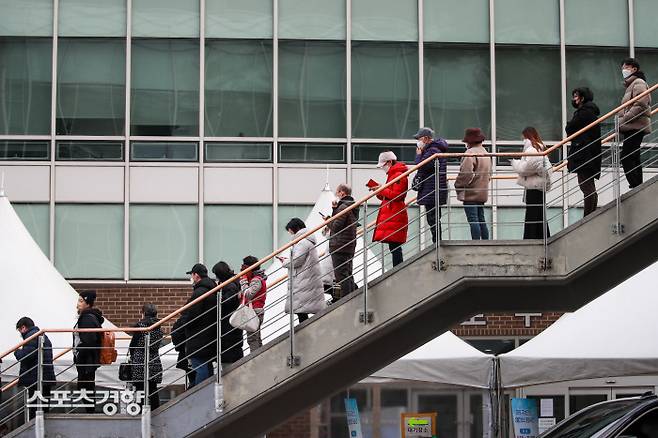 코로나19 확진자가 전날보다 3309명 늘어난 29일 서울 마포구 보건소 선별진료소를 찾은 시민들이 PCR검사를 기다리고 있다. 이준헌 기자