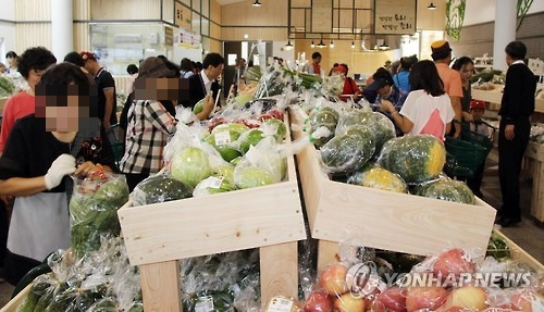 세종시 싱싱장터서 물건 고르는 시민들 [연합뉴스 자료사진]