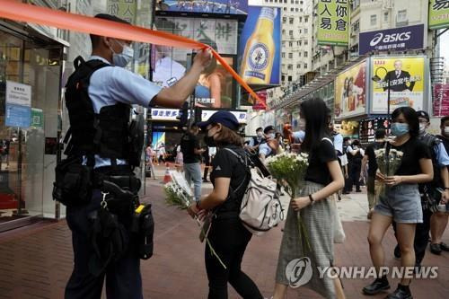 홍콩 경찰 피습 현장에 헌화하는 홍콩 시민들 [AP=연합뉴스자료사진, 재판매 및 DB 금지]