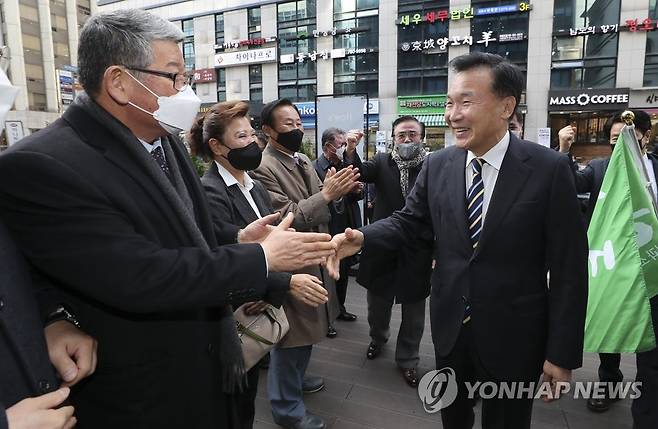 지지자 응원 받는 손학규 (서울=연합뉴스) 하사헌 기자 = 손학규 전 바른미래당 대표가 29일 제20대 대선 출마 선언을 하기 위해 서울 여의도 한 카페로 이동하며 지지자들의 응원을 받고 있다. 2021.11.29 [국회사진기자단] toadboy@yna.co.kr