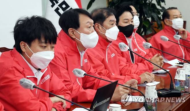 중앙선대위 회의에서 발언하는 윤석열 후보 (서울=연합뉴스) 하사헌 기자 = 20대 대통령선거 D-100일인 29일 국회에서 열린 국민의힘 대선 중앙선거대책위원회 회의에서 윤석열 후보가 발언하고 있다. 2021.11.29 [국회사진기자단] toadboy@yna.co.kr