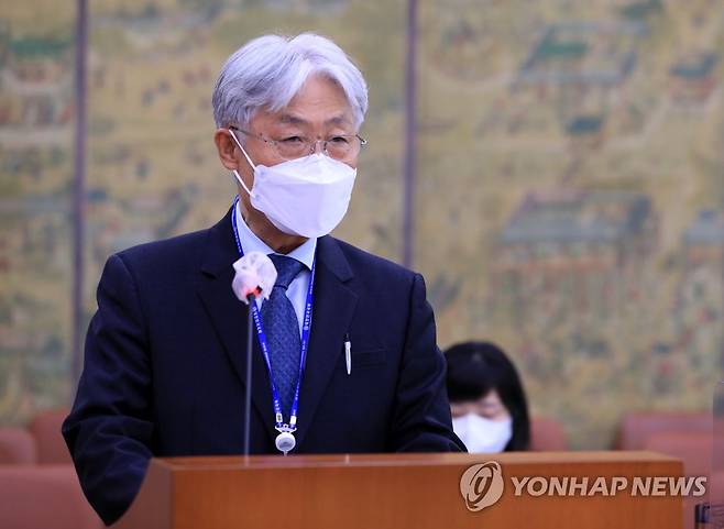 표완수 한국언론진흥재단 이사장 (서울=연합뉴스) 하사헌 기자 = 표완수 한국언론진흥재단 이사장이 29일 오후 서울 여의도 국회에서 열린 국회 언론·미디어제도개선특별위원회 전체회의에서 인사말을 하고 있다. 2021.11.29 [국회사진기자단] toadboy@yna.co.kr