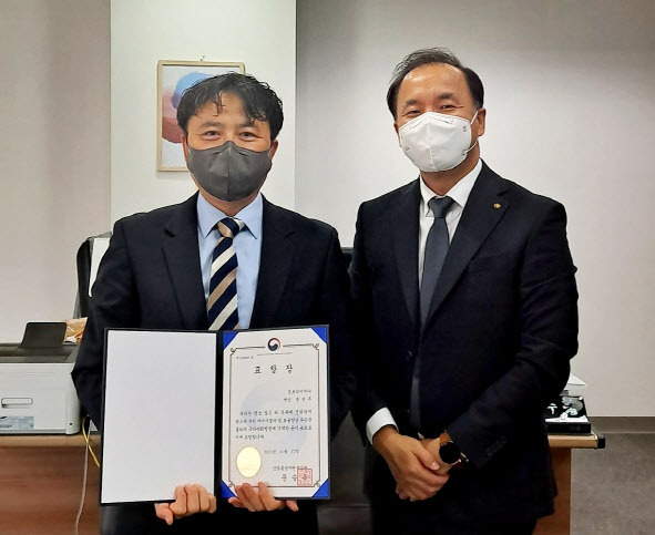 문정주 금호타이어 전략혁신팀 책임(왼쪽)이 지난 26일 한국에너지대상 산업통상자원부장관 표창을 수상한 후 김진수 한국에너지공단 서울지역본부장(오른쪽)과 기념촬영을 하고 있다. (사진=금호타이어 제공)