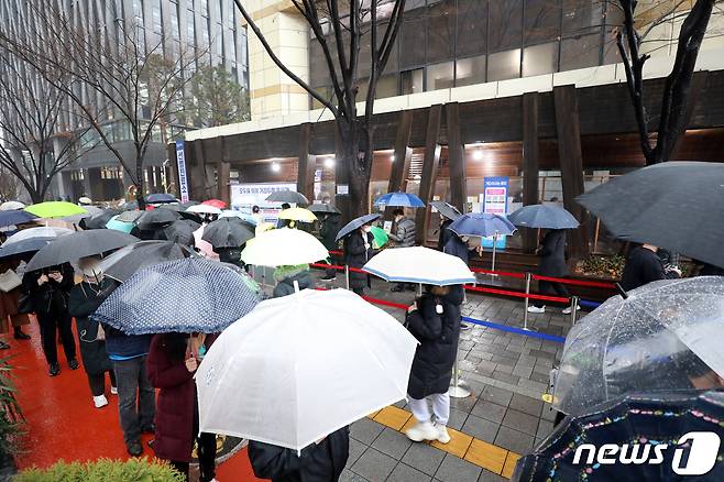 30일 오전 서울 송파구보건소에 마련된 신종코로나바이러스 감염증(코로나19) 선별진료소에서 시민들이 검사를 기다리고 있다.  © News1 황기선 기자