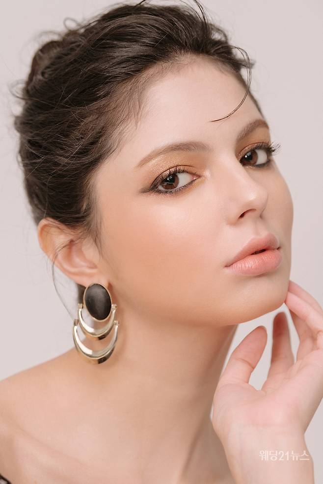 사진 : 헤어 미영(보보리스),&nbsp;메이크업 박소연(연화메이크업), 드레스 에델린꾸뛰르, 에디터 조윤예,&nbsp;포토그래퍼 강석현(퍼스트픽스튜디오),&nbsp;모델 소야,&nbsp;소품제작 김수정,&nbsp;제품협찬 로제블랑