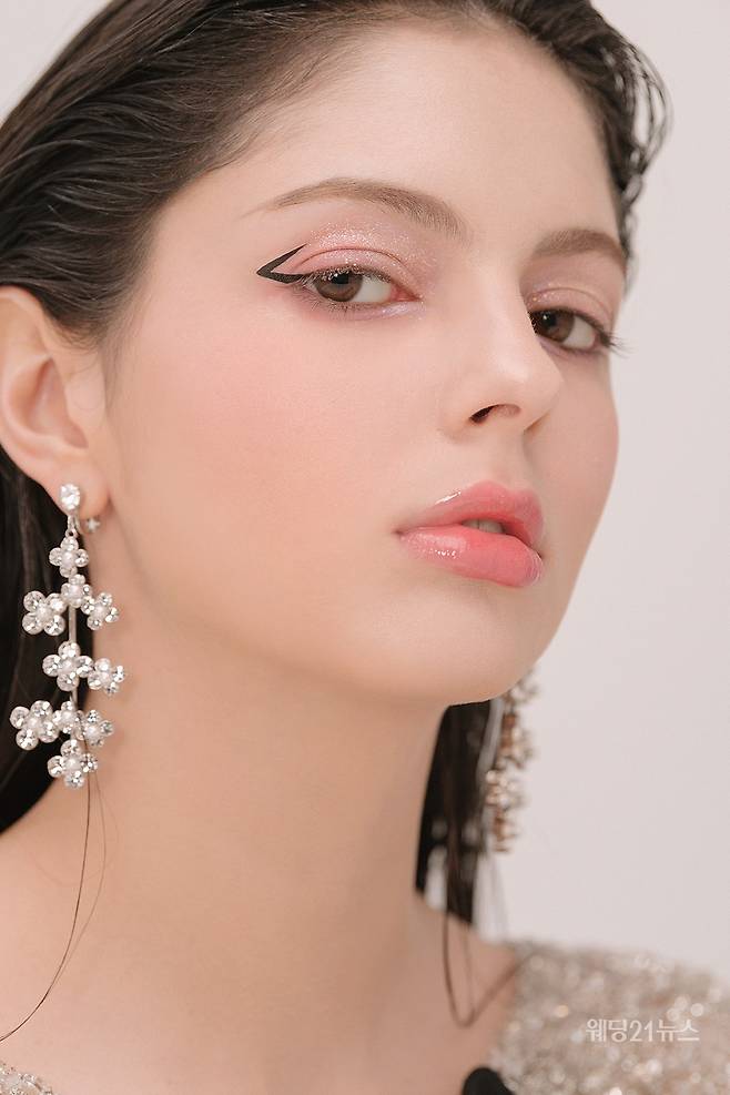 사진 : 헤어 미영(보보리스),&nbsp;메이크업 박소연(연화메이크업), 드레스 에델린꾸뛰르, 에디터 조윤예,&nbsp;포토그래퍼 강석현(퍼스트픽스튜디오),&nbsp;모델 소야,&nbsp;소품제작 김수정,&nbsp;제품협찬 로제블랑